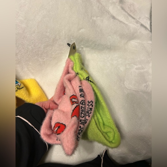 Green grinch and Pink with Red Bow Pattern fuzzy socks - Picture 3 of 6